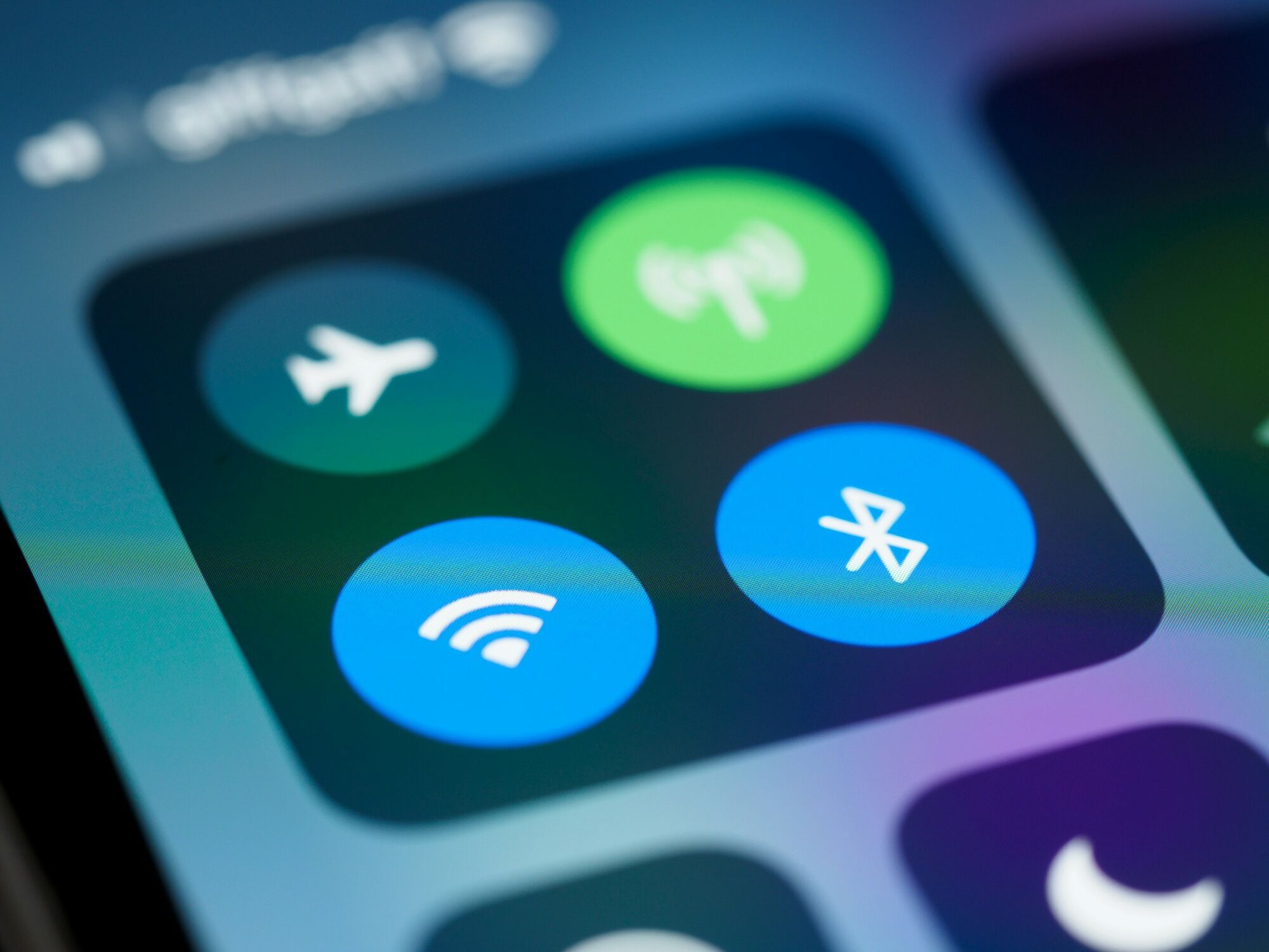 Smartphone screen showing Bluetooth connection icon