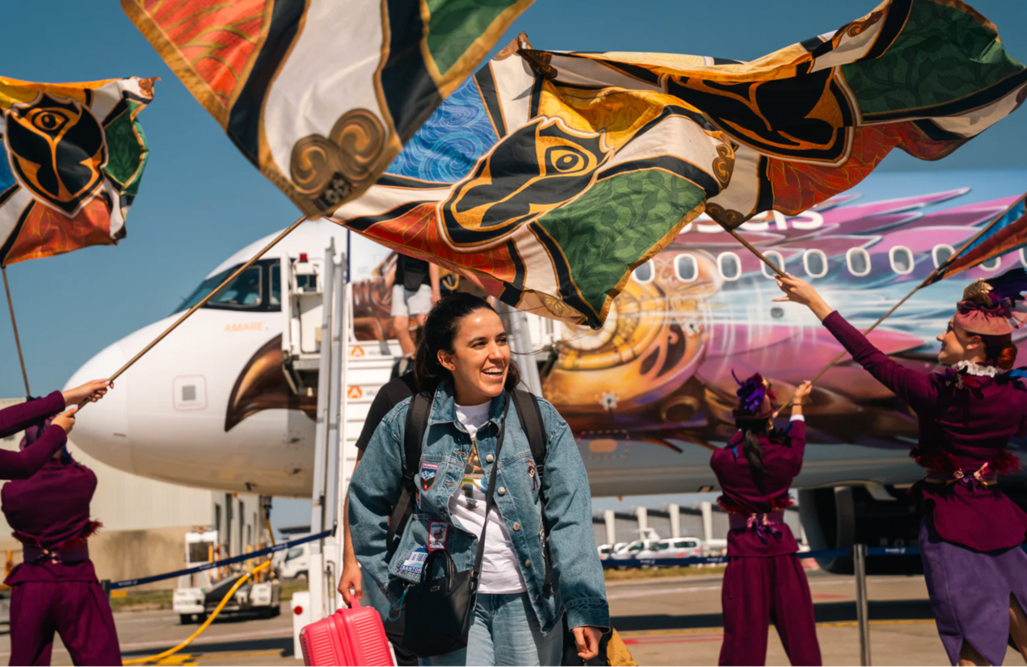 Festival traveller arriving beside the Amare aircraft