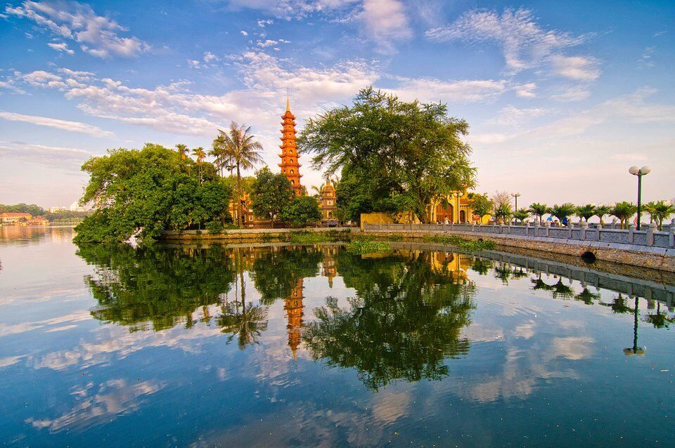 Trấn Quốc Pagoda beside a Hanoi lake