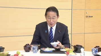 Japanese Prime Minister publicly proves that fish from Fukushima can be eaten despite riots in China