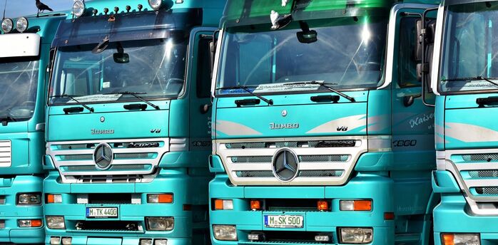 Why some trucks in the EU have two different license plates and what does it mean