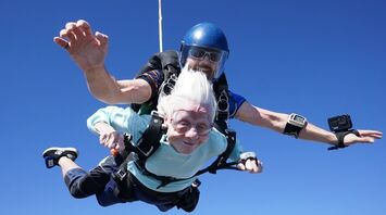 "Age is just a number": 104-year-old American woman parachuted out of a plane