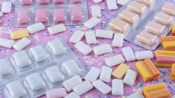 A nutritionist explains why you shouldn't chew gum on an airplane and what the risks are