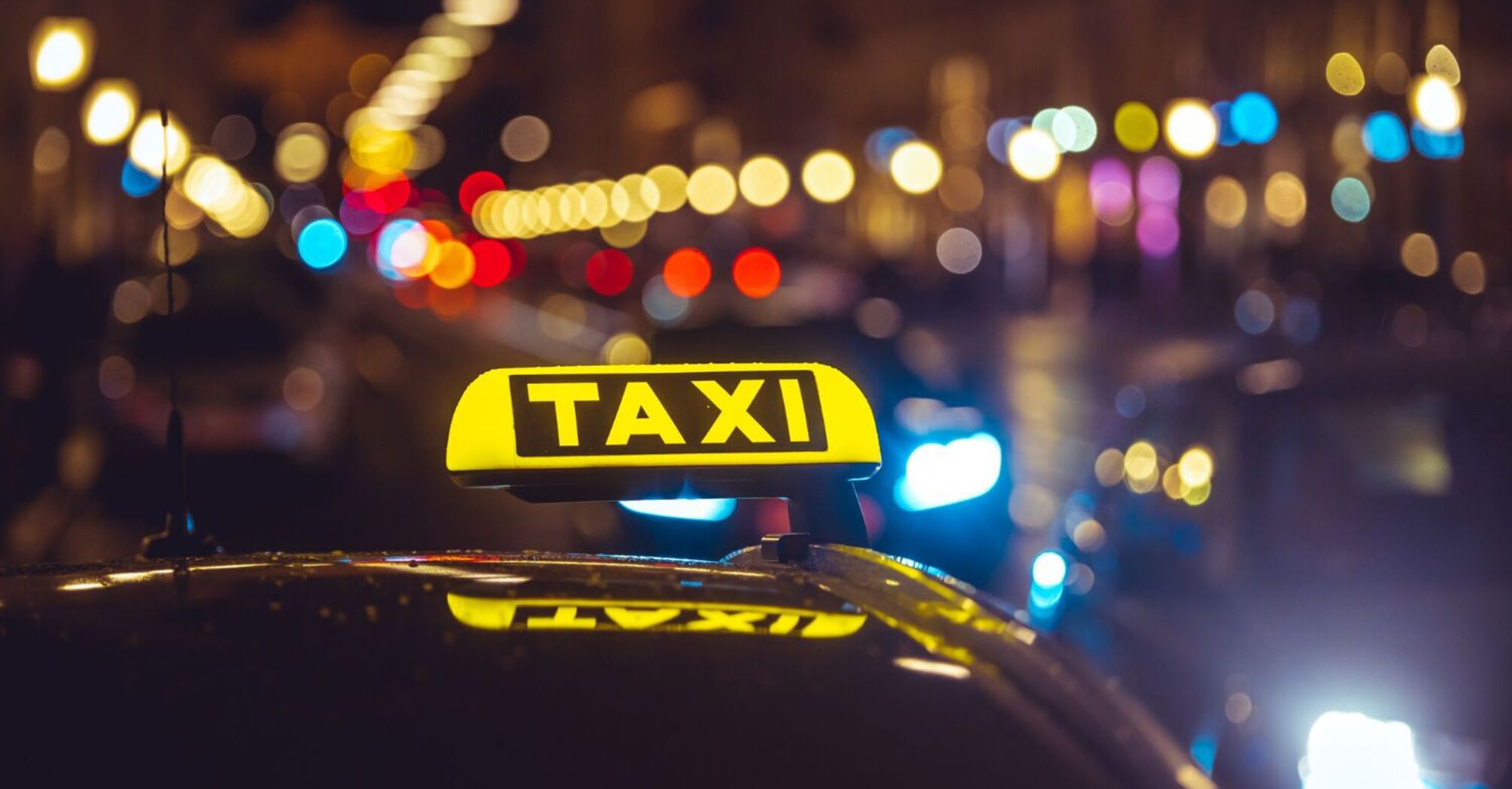A blogger exposed a fraudulent taxi scheme that preys on tourists at Charles de Gaulle Airport in Paris