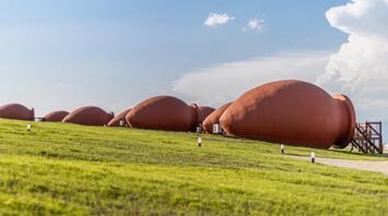 A unique hotel has opened in Georgia, where the houses are made in the form of earthenware for wine. Photo.