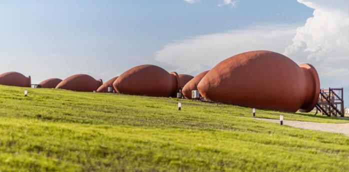 A unique hotel has opened in Georgia, where the houses are made in the form of earthenware for wine. Photo.
