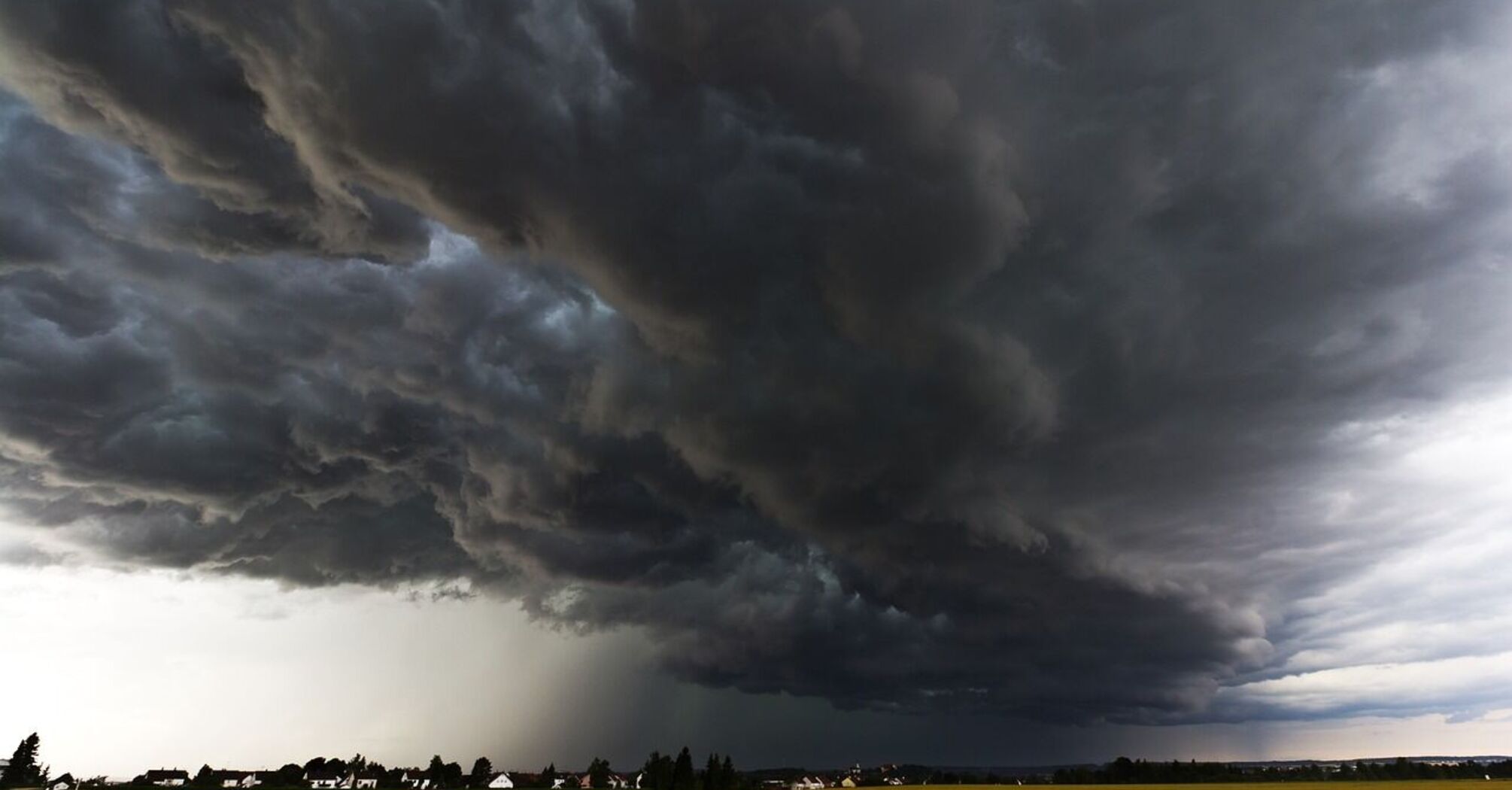 Storm Debi: residents of Great Britain and Ireland warned of "life-threatening danger"
