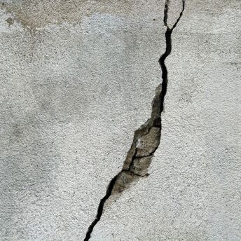A huge crack in the road has formed in Iceland due to earthquakes: the threat of a volcanic eruption is growing