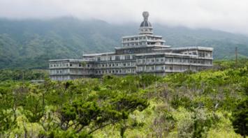 The beauty of the grand Hachijo Royal Hotel is slowly disappearing after being abandoned 17 years ago