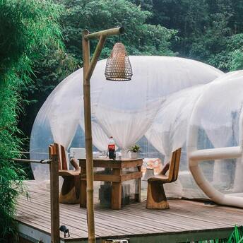 A tourist who stayed in a plastic bubble tent gave advice and named her main mistakes