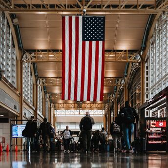The airports in the USA with the most and least frequent delays during the winter holidays have been identified
