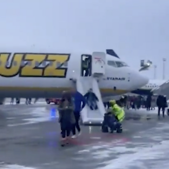 Ryanair Buzz passengers were evacuated due to smoke in the cabin. Video