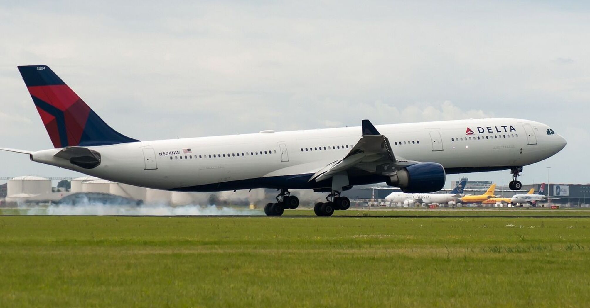 Delta passenger shows a little-known new feature that makes it easier to watch movies during a flight