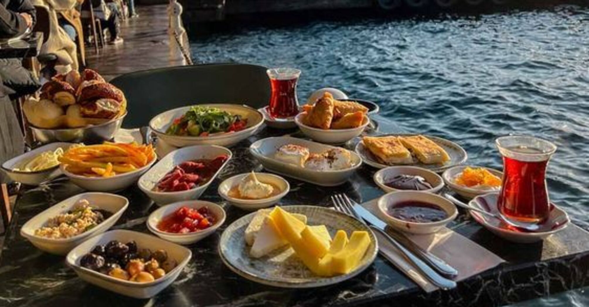 Turkish government obliges restaurant owners to indicate prices on the front door