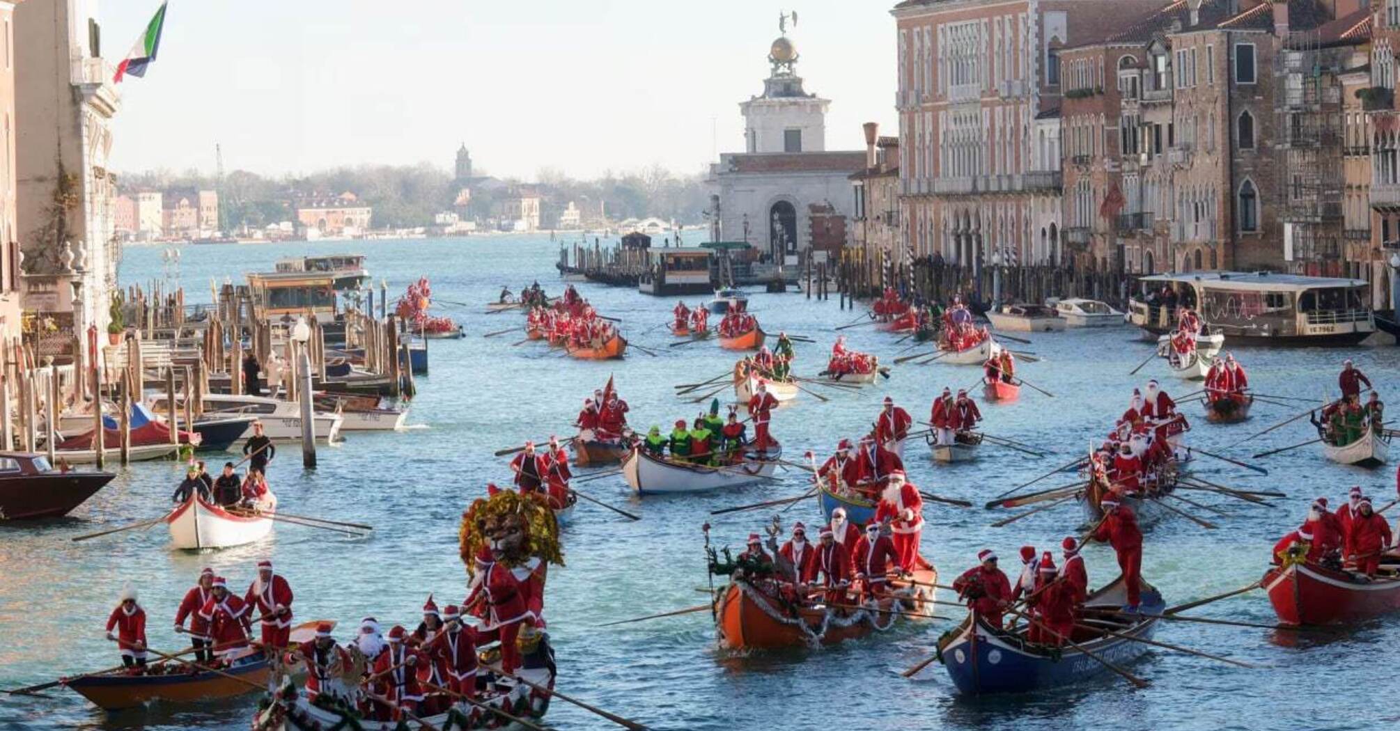 Sleighs replaced by gondolas: Santa Claus races held in Venice