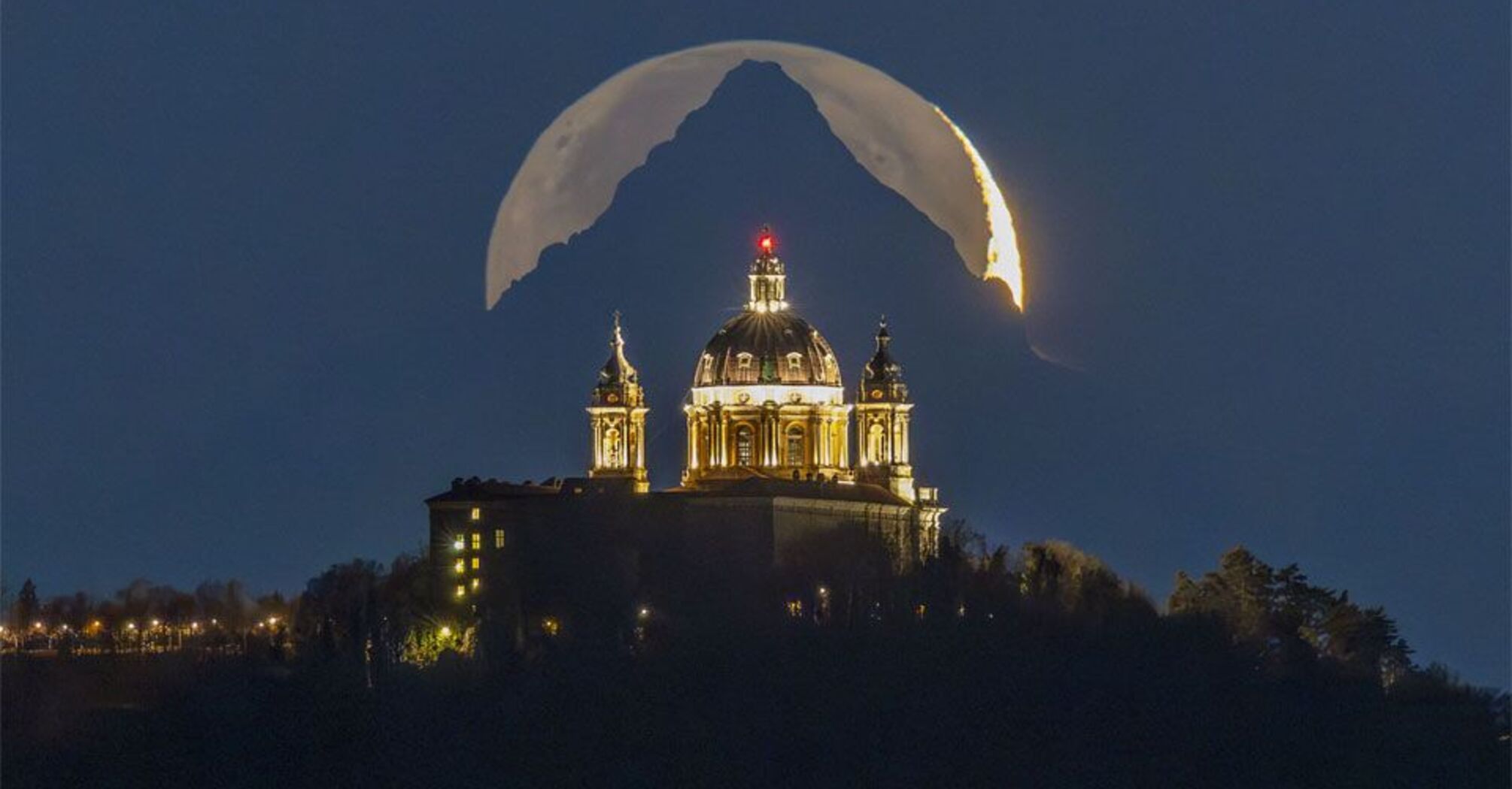 Attempts were not in vain: NASA called this photo of the Moon over Italy Astronomy Picture of the Day