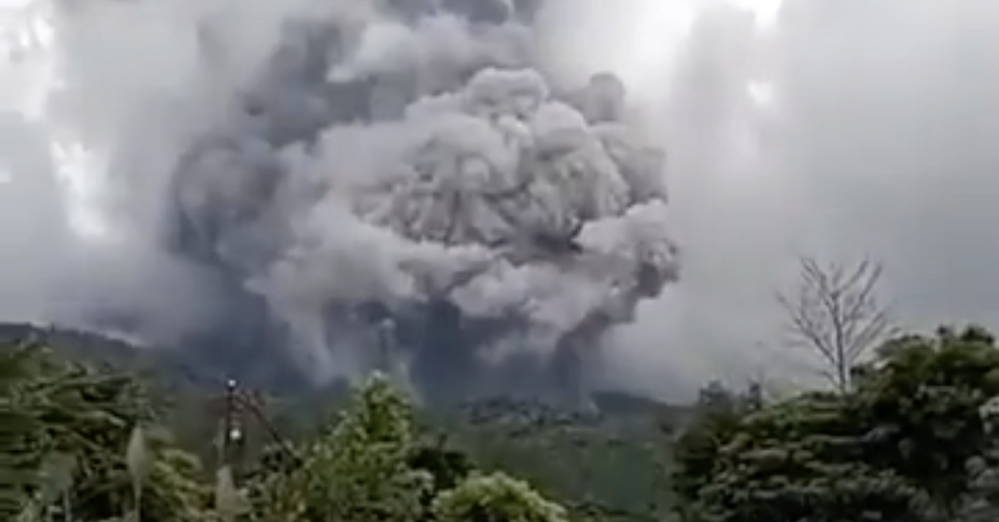 The Indonesian volcano Merapi has started erupting: ash covers several villages nearby