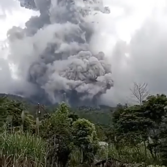 The Indonesian volcano Merapi has started erupting: ash covers several villages nearby