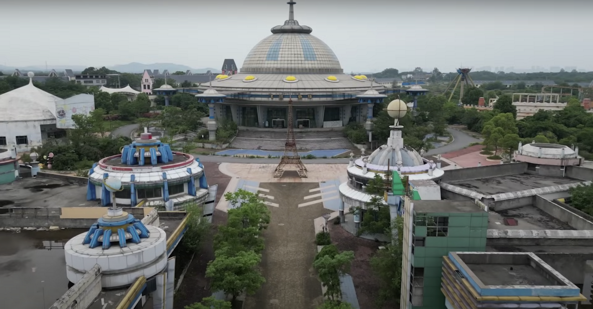 What an abandoned amusement park in China looks like that failed to compete with Disneyland