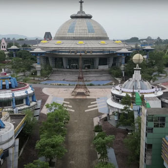 What an abandoned amusement park in China looks like that failed to compete with Disneyland