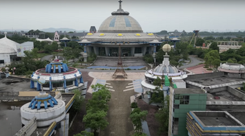 What an abandoned amusement park in China looks like that failed to compete with Disneyland