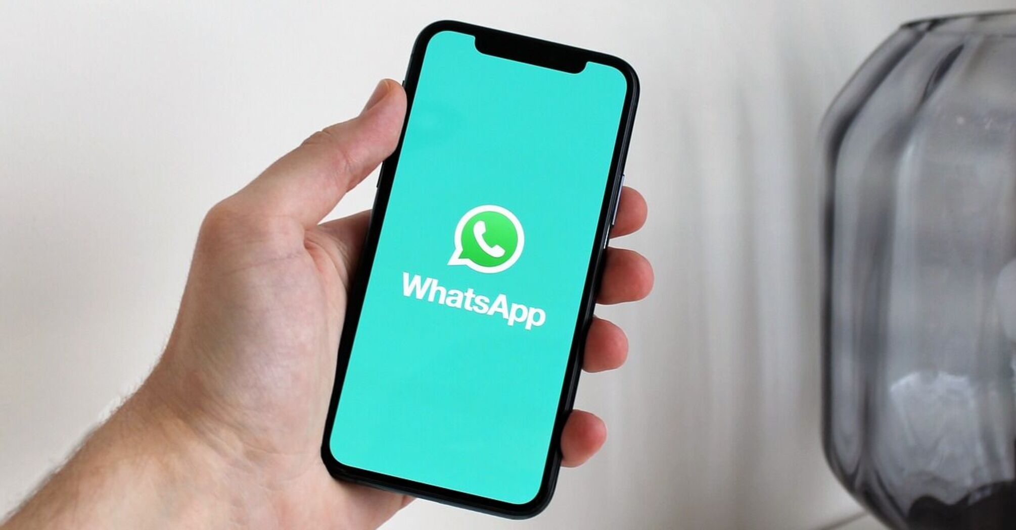 TUI now also informs clients through the WhatsApp Messenger app