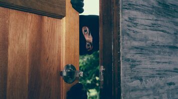 Need a hanger: stewardess showed how to protect yourself from break-ins in a hotel