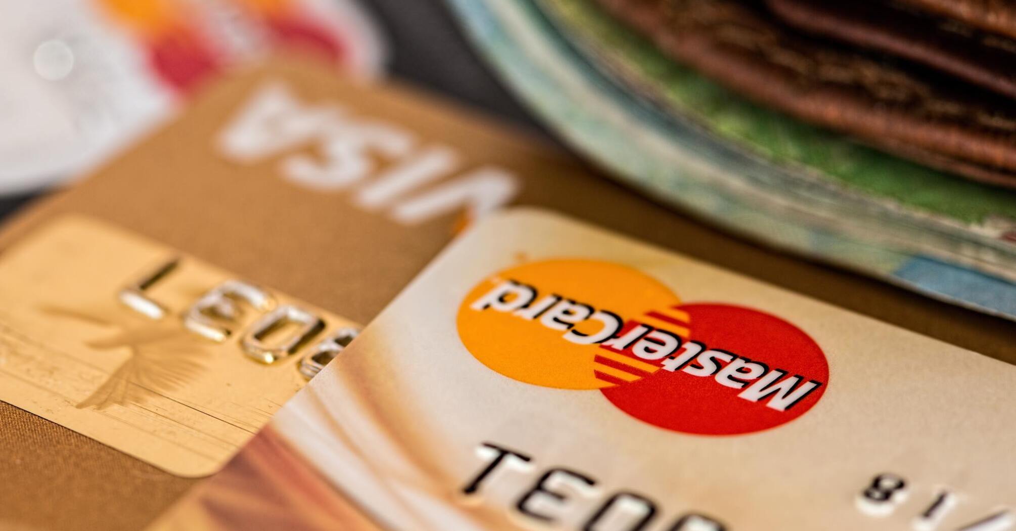 Using a Credit Card Abroad: Pros and Cons of Payment