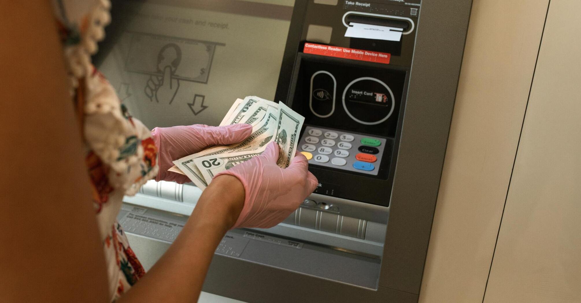 Withdrawing cash from a credit card: pros and cons