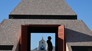 The door to the "center of the world" in the California desert: an impressive museum on the verge of reality