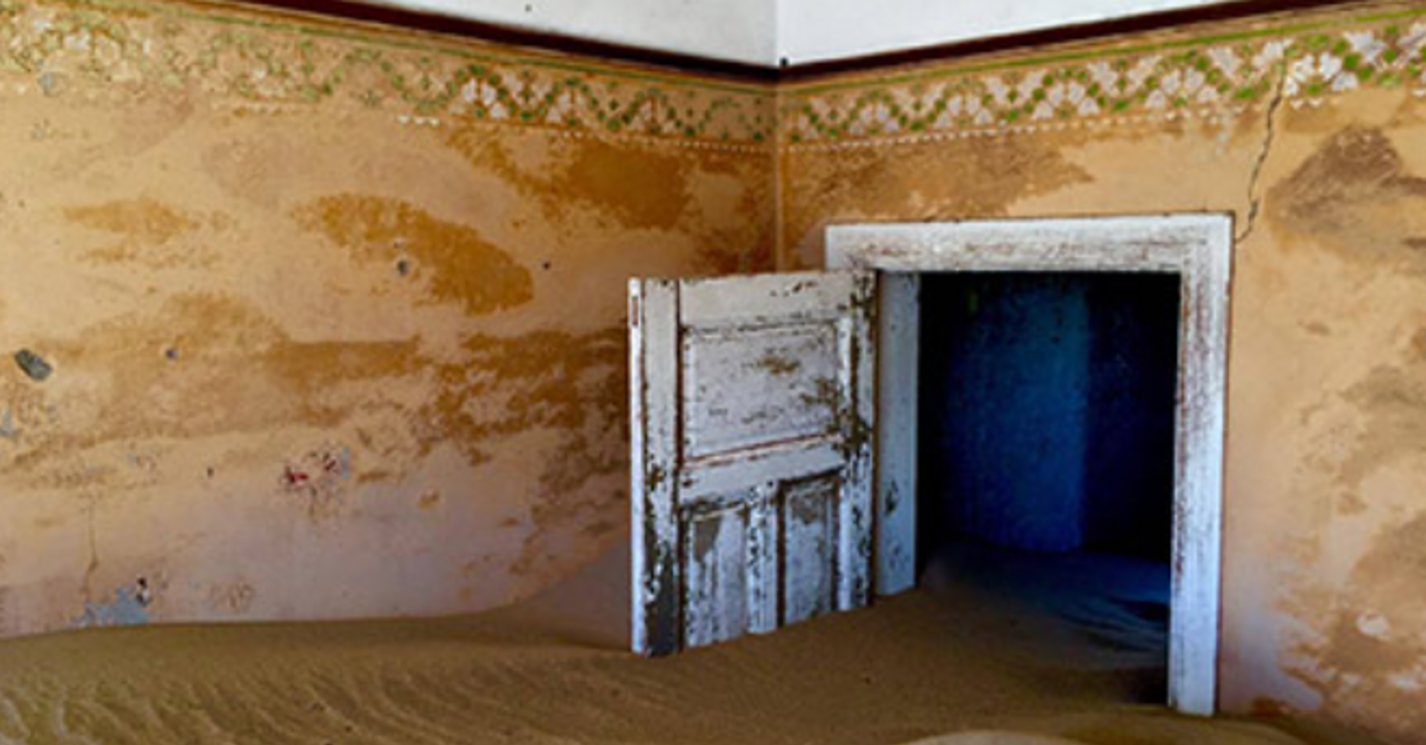 The richest settlement has become a ghost town: Kolmanskop in Namibia sinks into the sand