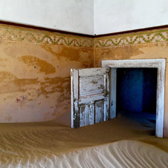 The richest settlement has become a ghost town: Kolmanskop in Namibia sinks into the sand