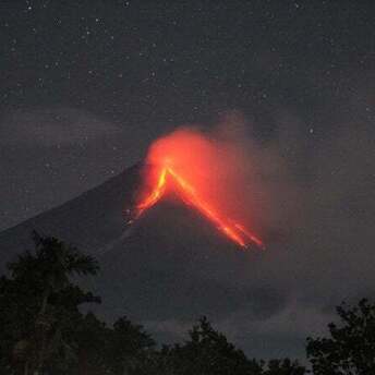 Thousands of people evacuated in the Philippines due to the powerful eruption of Mount Mayon
