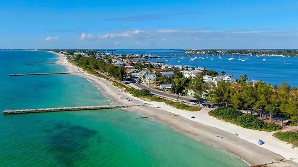 Beaches on Anna Maria island: top 7 places for leisure time by the water