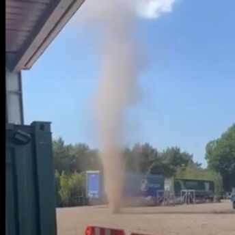 "Dust Devil" caught on video: mini-tornado caught on camera in England
