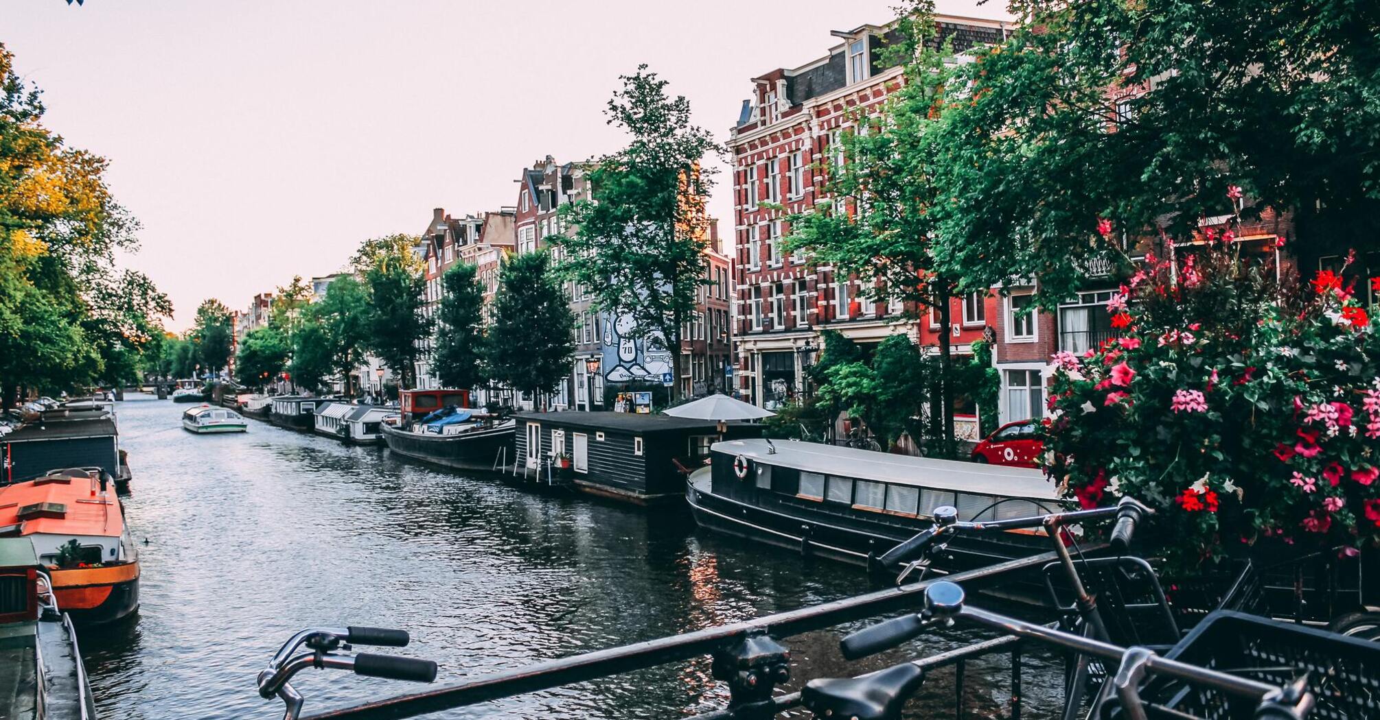 Best areas to stay in Amsterdam. Hotels, attractions and things to do