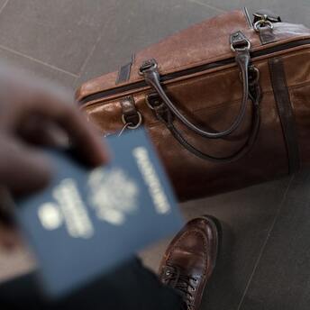 Flights with a damaged passport of a citizen of the United States of America. Cases of damage and ways to continue the flight