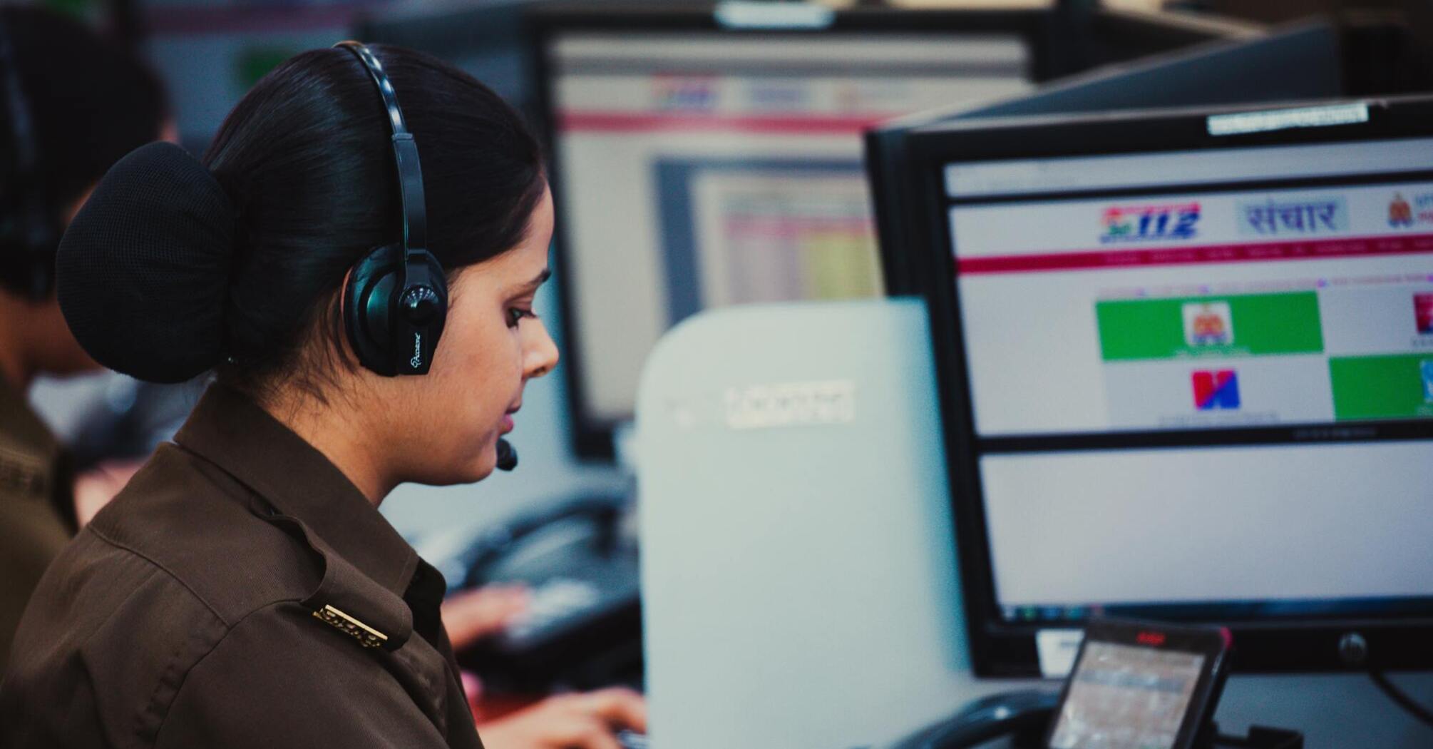 How much does an air traffic controller earn and what skills do you