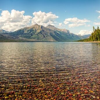 Amazing place in Montana: you will be surprised by a lake filled with colourful pebbles