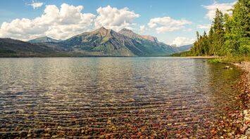 Amazing place in Montana: you will be surprised by a lake filled with colourful pebbles
