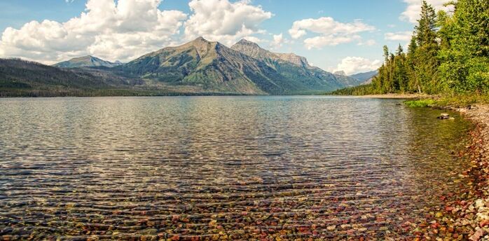 Amazing place in Montana: you will be surprised by a lake filled with colourful pebbles