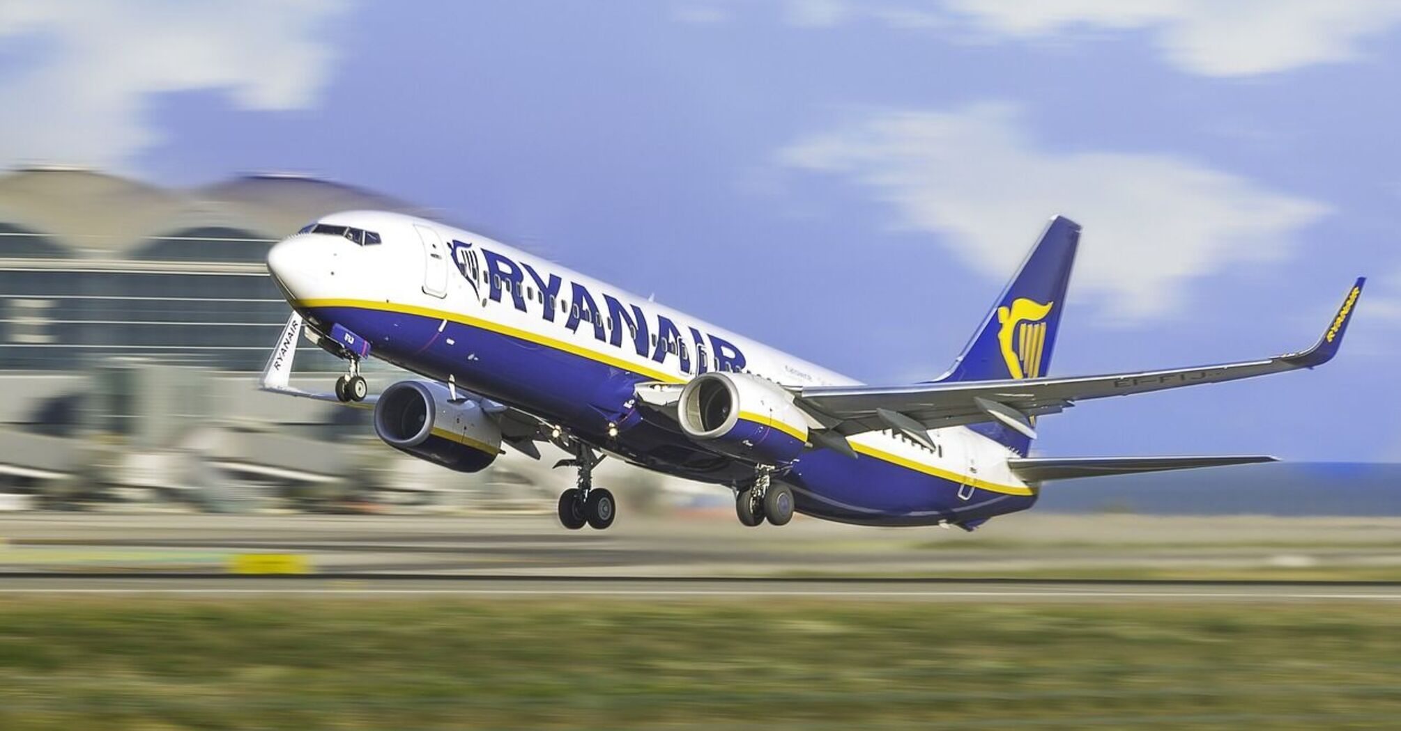 Hand luggage on Ryanair-2023: what you can't carry on board