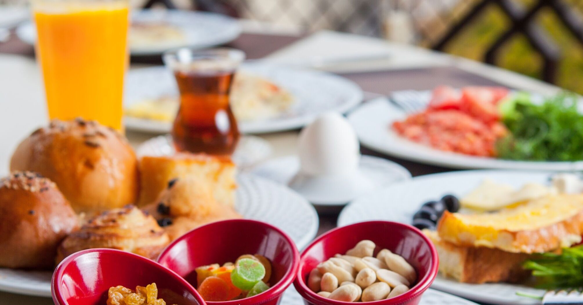 What is a continental breakfast and how does it differ from a buffet