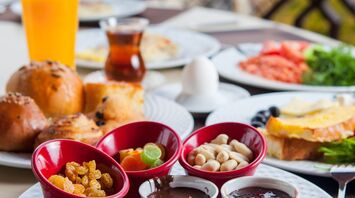 What is a continental breakfast and how does it differ from a buffet