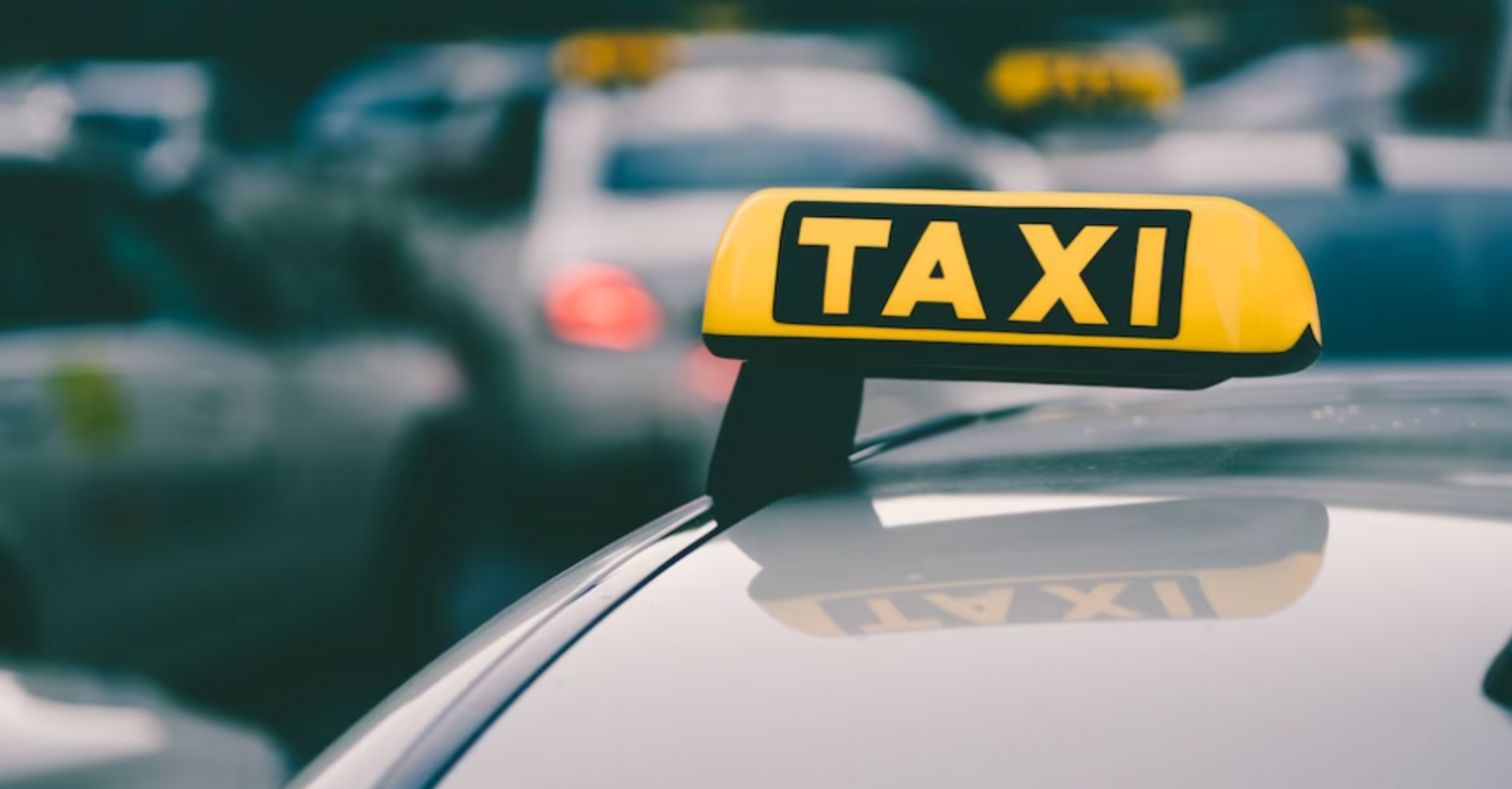 Taxi drivers arrested for attacking a car with tourists