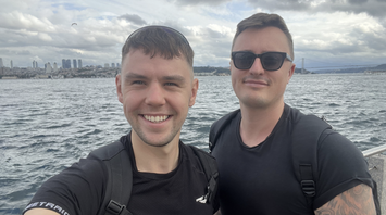 Two Britons traveled from Asia to London with no money for charity: the story of a journey