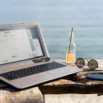 How to work while on vacation: simple tips for workaholics who want to catch the beach
