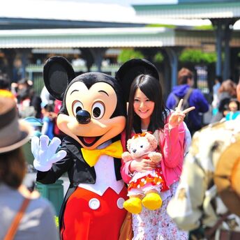 The video featuring an actor from Tokyo Disneyland urging visitors to prepare for an earthquake while staying in the "Ia" pose has garnered 14 million views