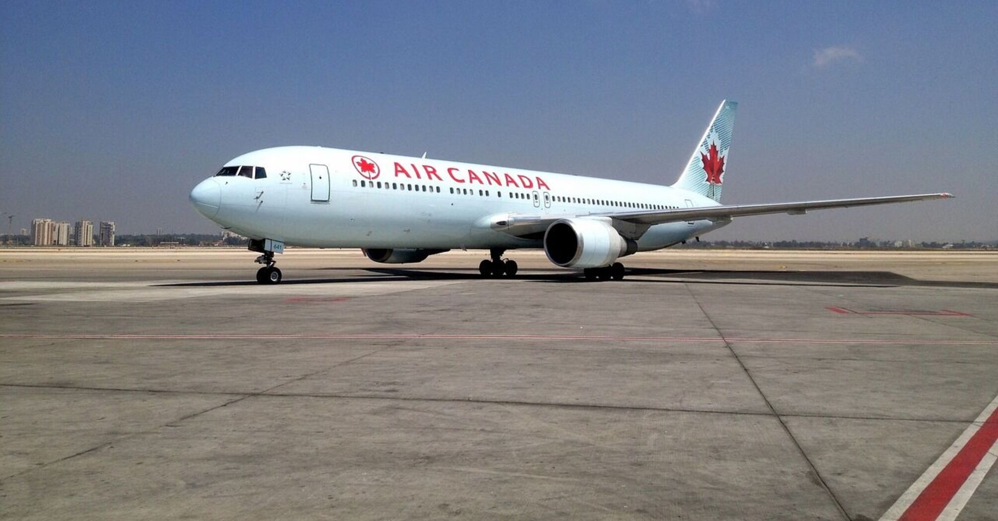 Air Canada plane makes an emergency landing due to depressurization in the cabin