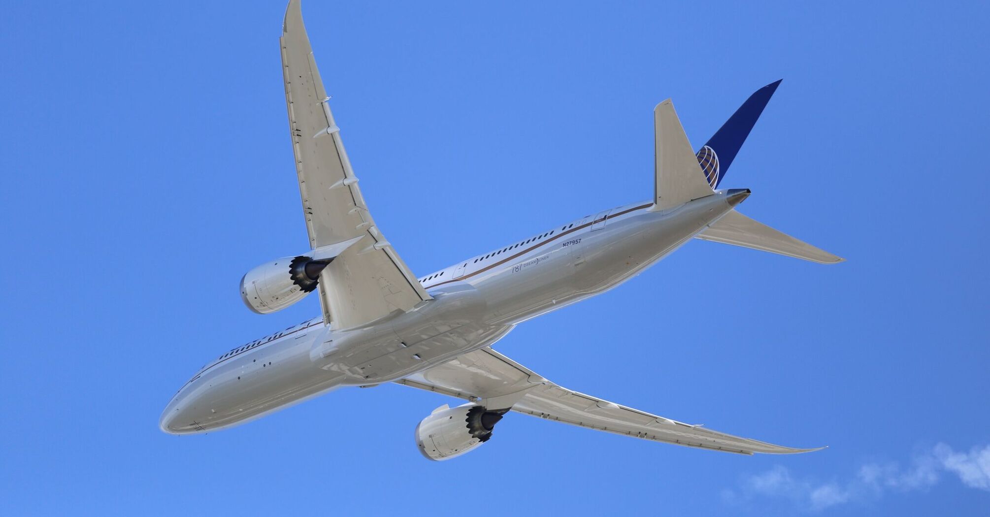 Boeing 787 crossed the Atlantic for the first time using environmentally friendly fuel